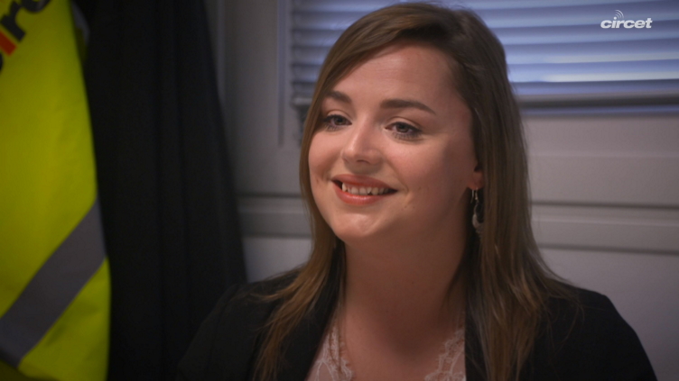 Caroline, Produktionsassistentin